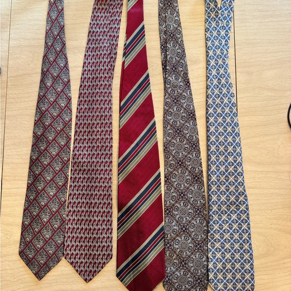 Valentino Men’s Necktie. 100% Silk. - Picture 2 of 2